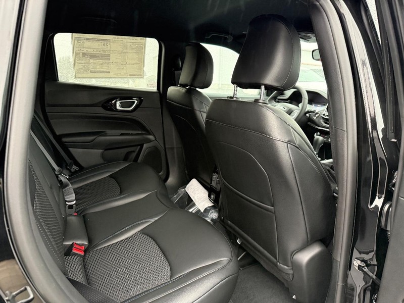 Jeep Compass Vehicle Full-screen Gallery Image 5