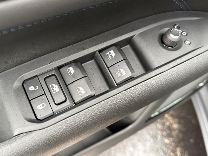 Jeep Compass Vehicle Full-screen Gallery Image 9