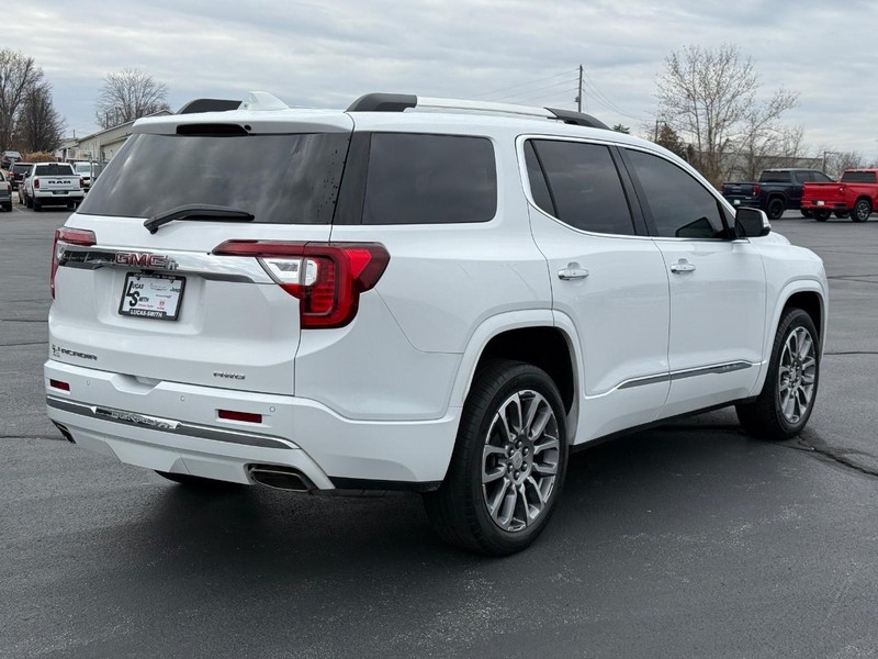 GMC Acadia Vehicle Full-screen Gallery Image 3