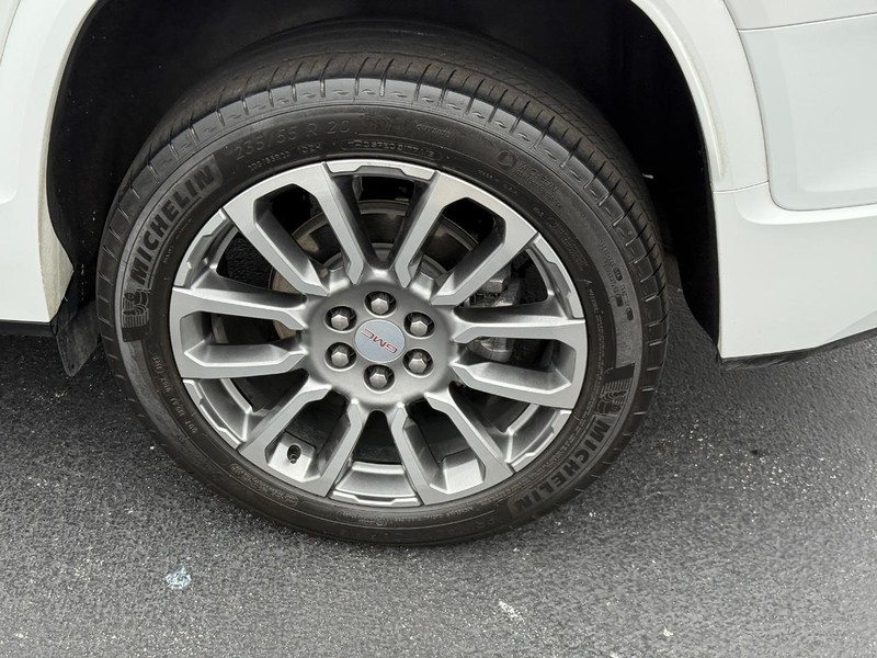 GMC Acadia Vehicle Full-screen Gallery Image 7