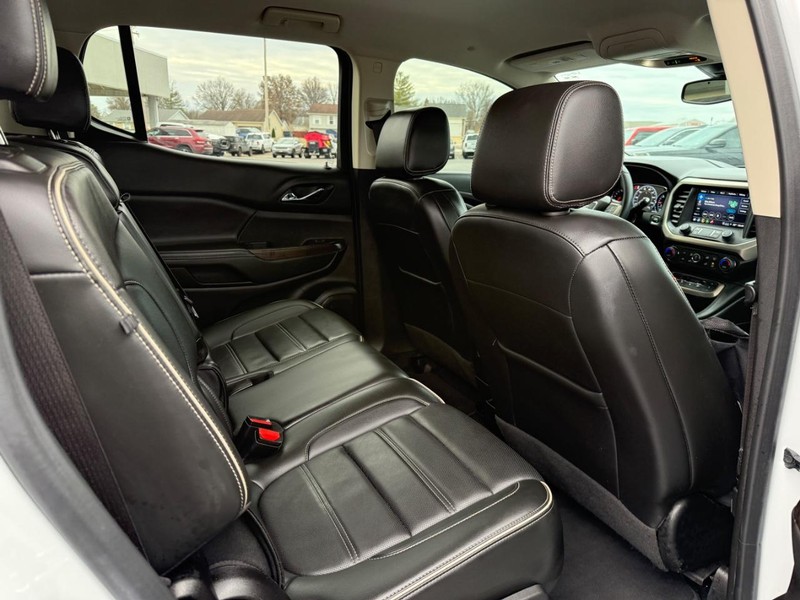 GMC Acadia Vehicle Full-screen Gallery Image 10