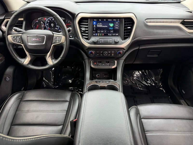 GMC Acadia Vehicle Full-screen Gallery Image 12