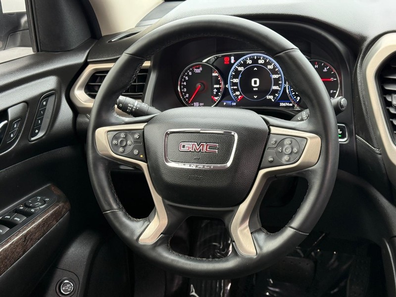 GMC Acadia Vehicle Full-screen Gallery Image 13