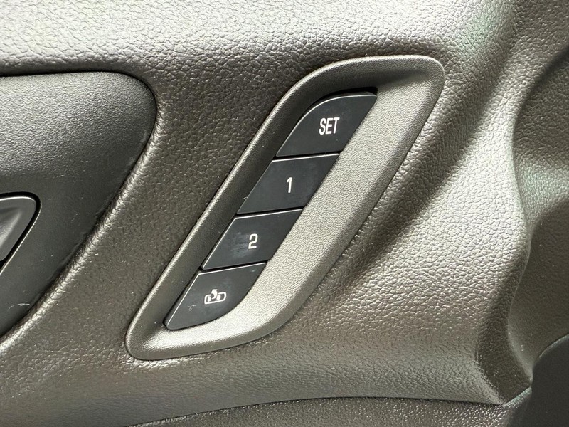 GMC Acadia Vehicle Full-screen Gallery Image 16