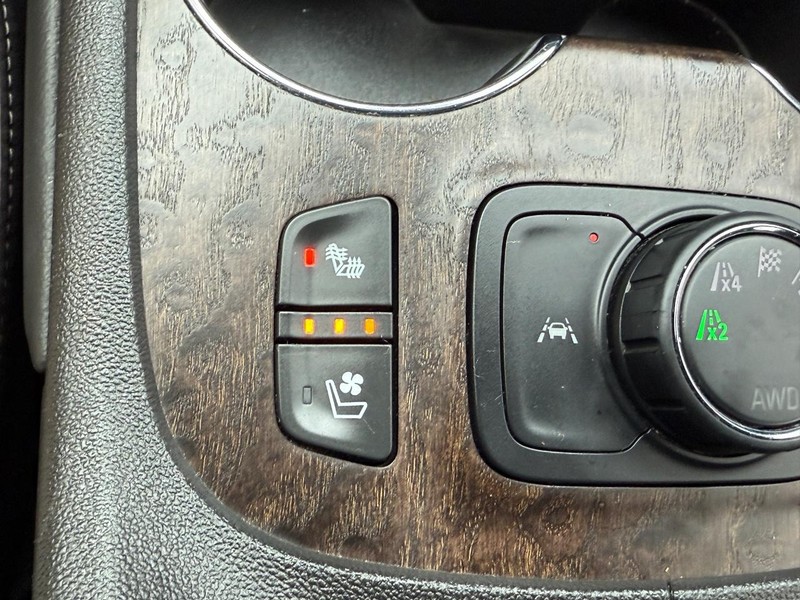 GMC Acadia Vehicle Full-screen Gallery Image 23