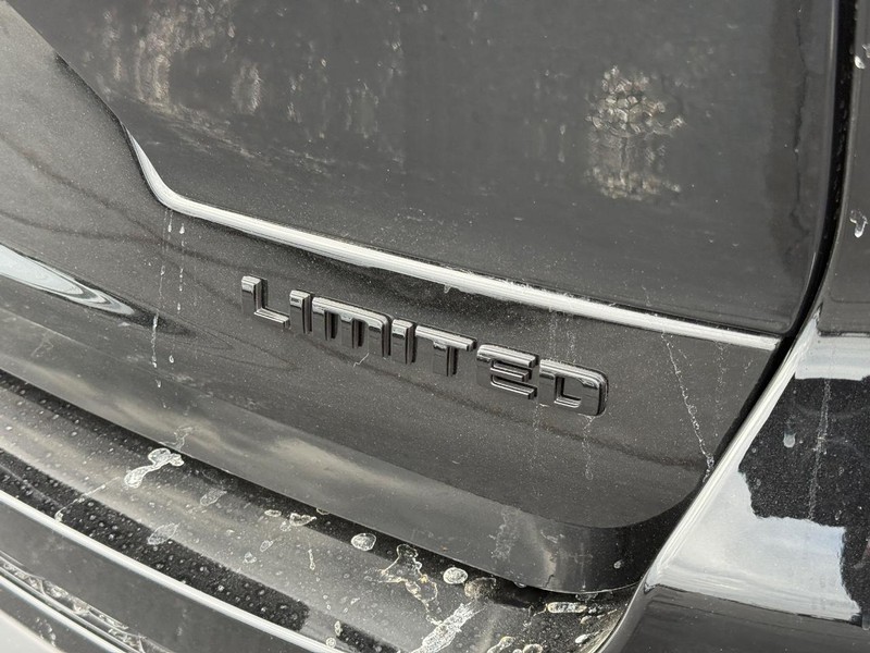 Jeep Grand Cherokee L Vehicle Full-screen Gallery Image 4