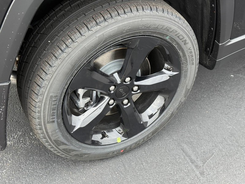 Jeep Grand Cherokee L Vehicle Full-screen Gallery Image 5