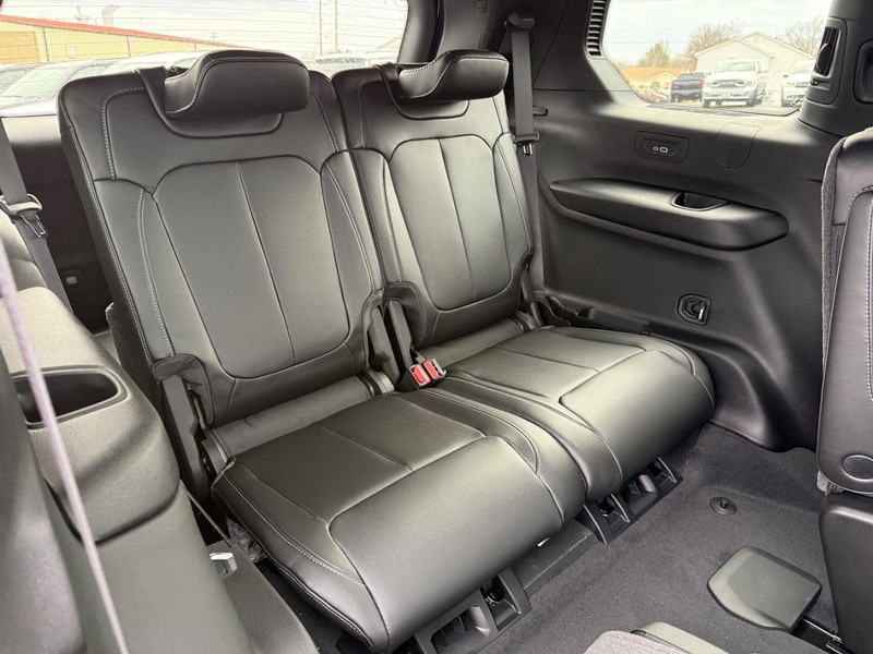 Jeep Grand Cherokee L Vehicle Full-screen Gallery Image 6