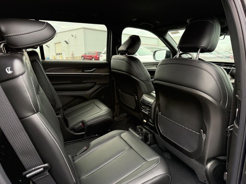 Jeep Grand Cherokee L Vehicle Full-screen Gallery Image 7