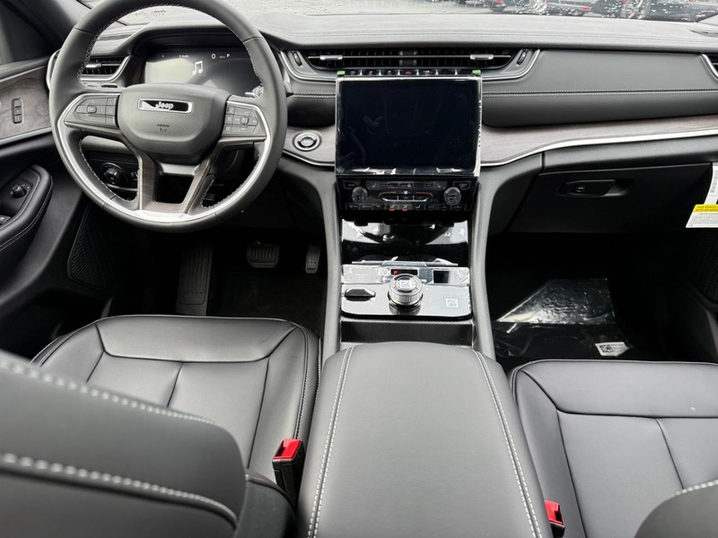 Jeep Grand Cherokee L Vehicle Full-screen Gallery Image 8