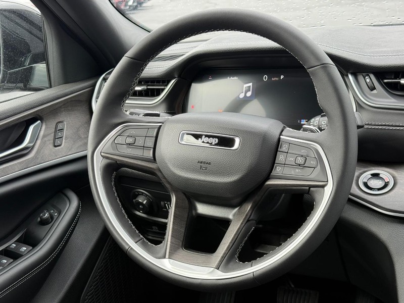 Jeep Grand Cherokee L Vehicle Full-screen Gallery Image 9