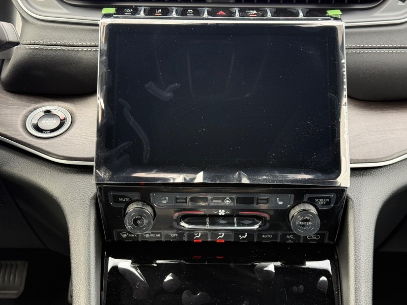 Jeep Grand Cherokee L Vehicle Full-screen Gallery Image 10