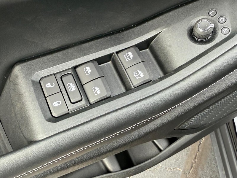 Jeep Grand Cherokee L Vehicle Full-screen Gallery Image 11