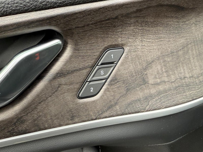 Jeep Grand Cherokee L Vehicle Full-screen Gallery Image 12