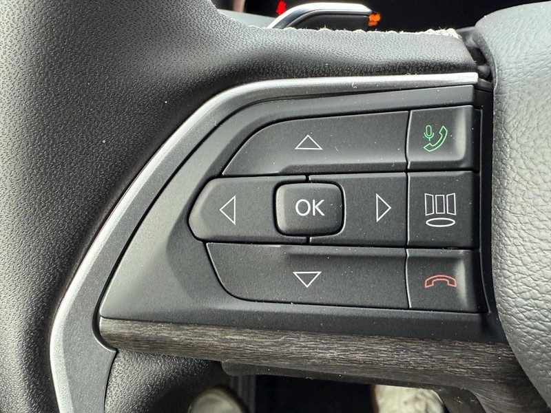 Jeep Grand Cherokee L Vehicle Full-screen Gallery Image 14