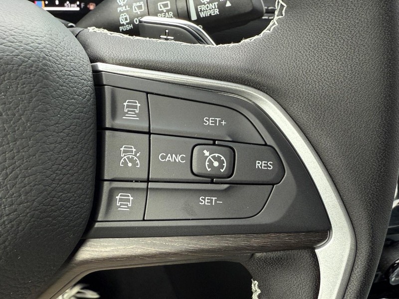 Jeep Grand Cherokee L Vehicle Full-screen Gallery Image 15