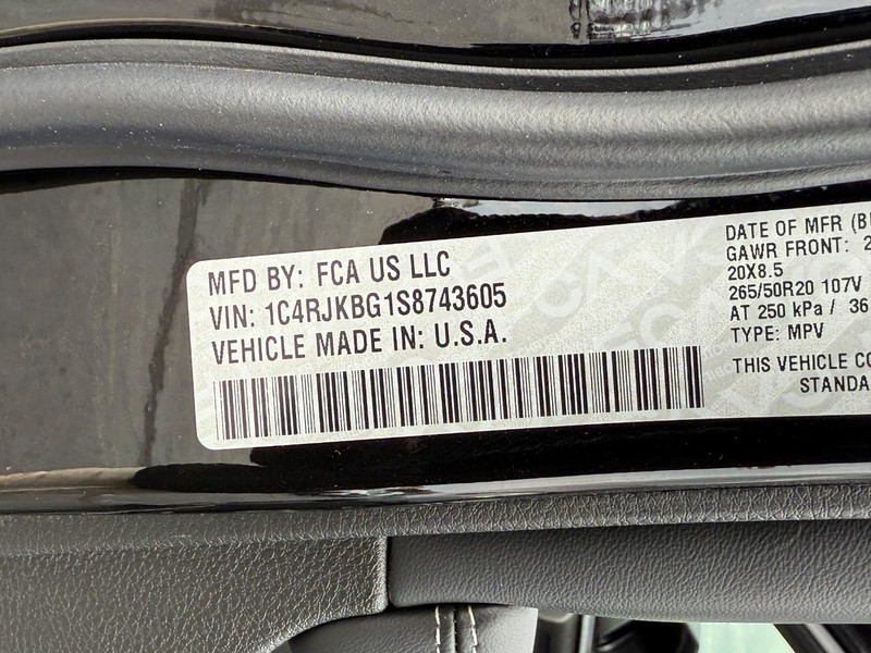 Jeep Grand Cherokee L Vehicle Full-screen Gallery Image 18