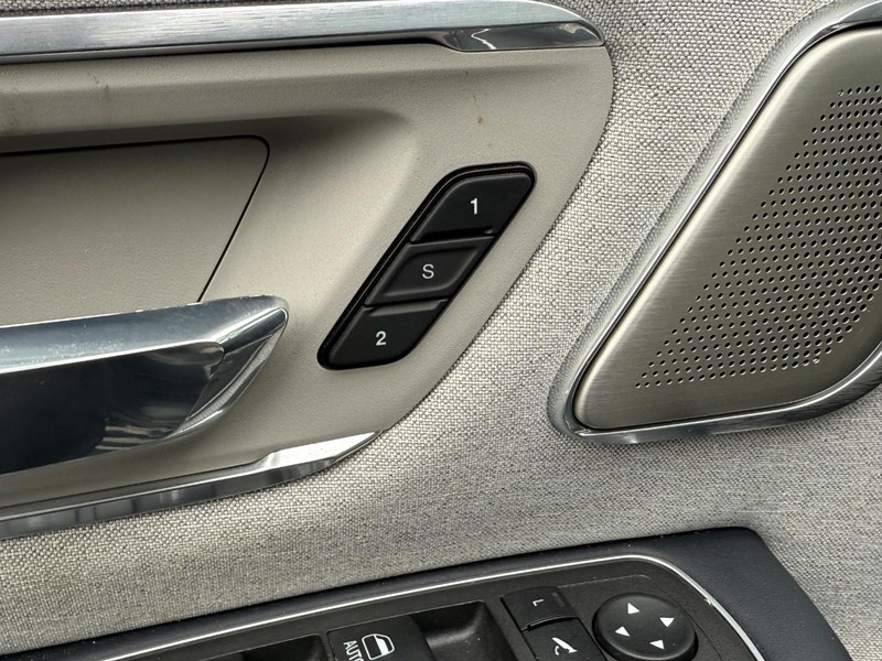 Ram 1500 Vehicle Full-screen Gallery Image 16