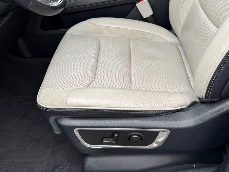 Ram 1500 Vehicle Full-screen Gallery Image 17