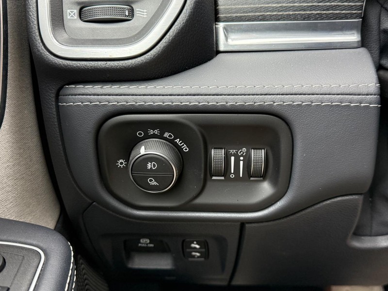 Ram 1500 Vehicle Full-screen Gallery Image 18