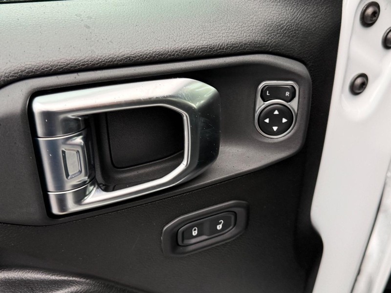 Jeep Wrangler Vehicle Full-screen Gallery Image 9