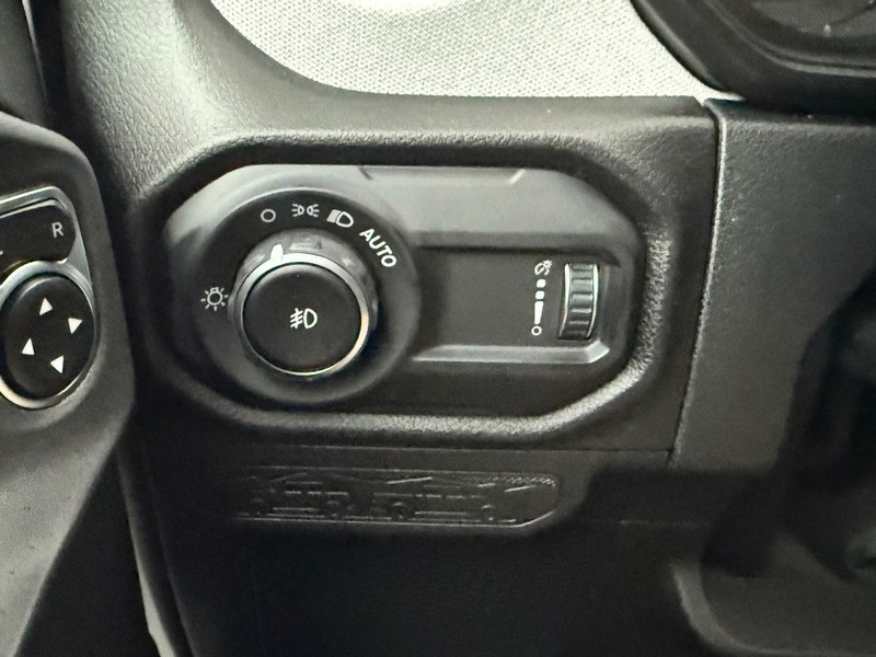 Jeep Wrangler Vehicle Full-screen Gallery Image 11