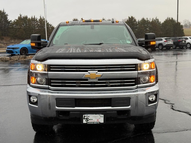 Chevrolet Silverado 2500HD Vehicle Full-screen Gallery Image 9