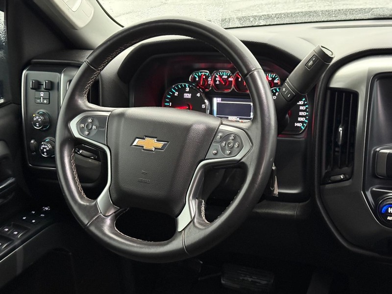 Chevrolet Silverado 2500HD Vehicle Full-screen Gallery Image 12