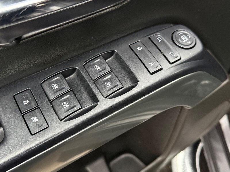 Chevrolet Silverado 2500HD Vehicle Full-screen Gallery Image 14