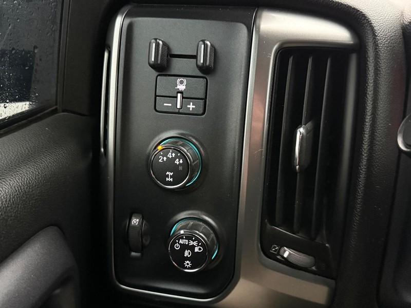 Chevrolet Silverado 2500HD Vehicle Full-screen Gallery Image 16