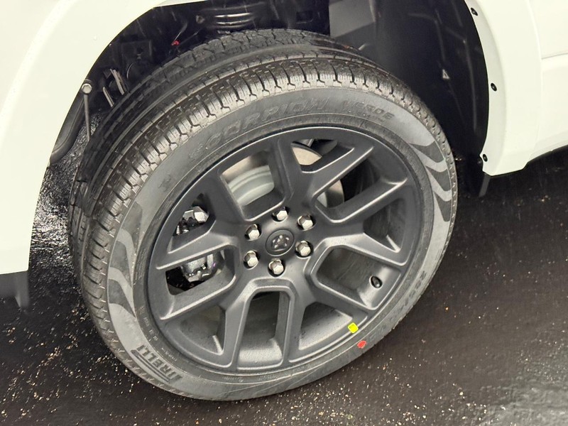 Ram 1500 Vehicle Full-screen Gallery Image 4