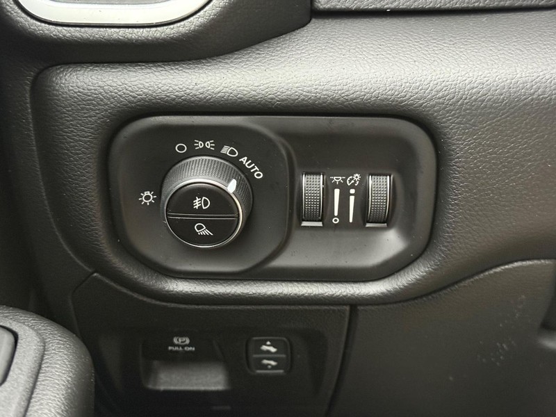 Ram 1500 Vehicle Full-screen Gallery Image 12