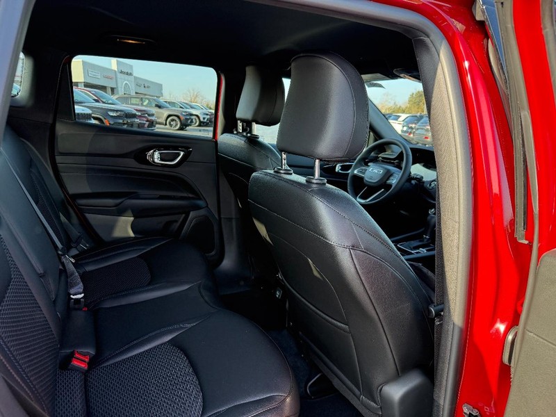 Jeep Compass Vehicle Full-screen Gallery Image 5