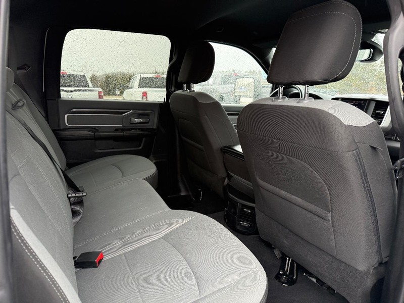 Ram 2500 Vehicle Full-screen Gallery Image 10