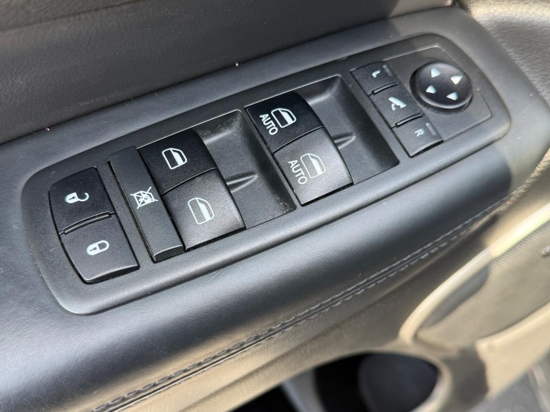 Jeep Grand Cherokee Vehicle Full-screen Gallery Image 14