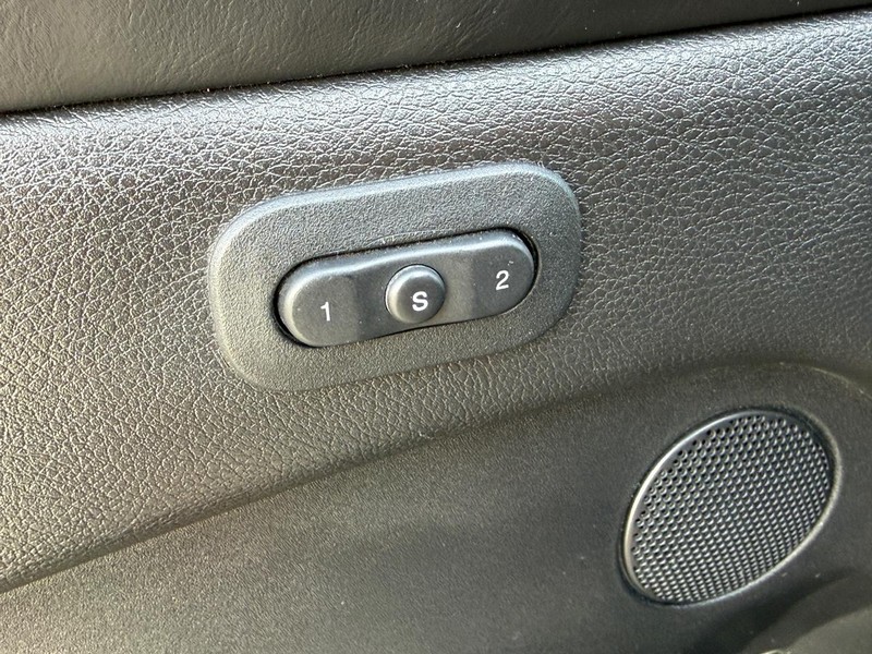 Jeep Grand Cherokee Vehicle Full-screen Gallery Image 15