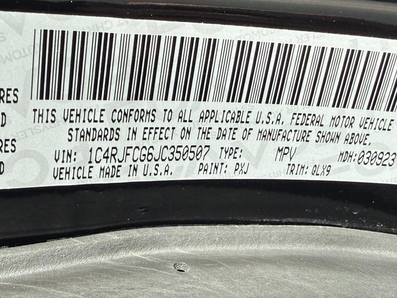 Jeep Grand Cherokee Vehicle Full-screen Gallery Image 24