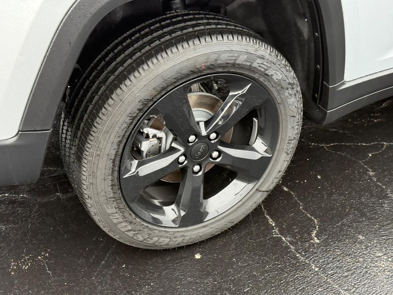 Jeep Grand Cherokee Vehicle Full-screen Gallery Image 4