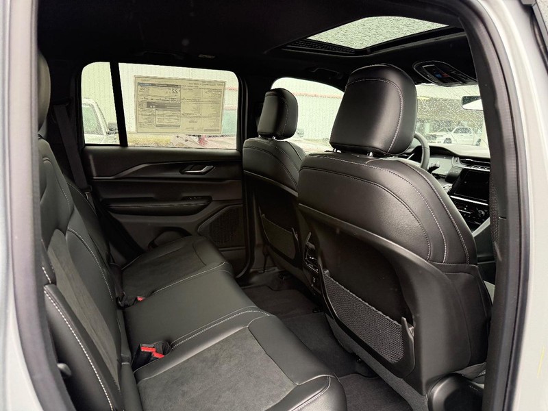 Jeep Grand Cherokee Vehicle Full-screen Gallery Image 5