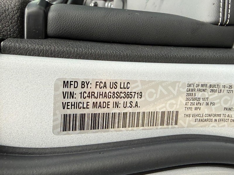 Jeep Grand Cherokee Vehicle Full-screen Gallery Image 15