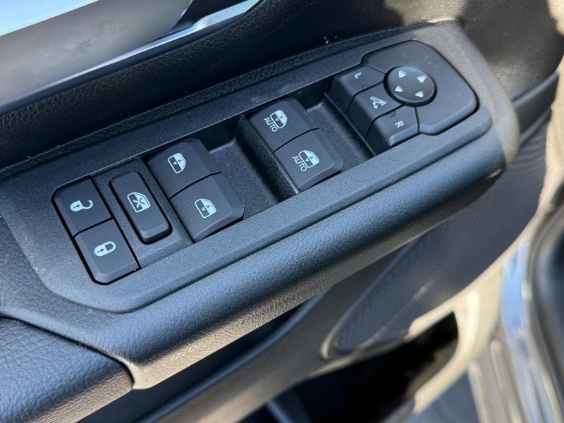 Ram 1500 Vehicle Full-screen Gallery Image 11