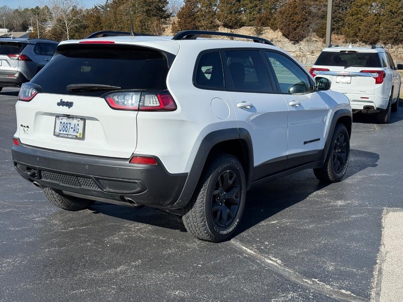 Jeep Cherokee Vehicle Full-screen Gallery Image 3