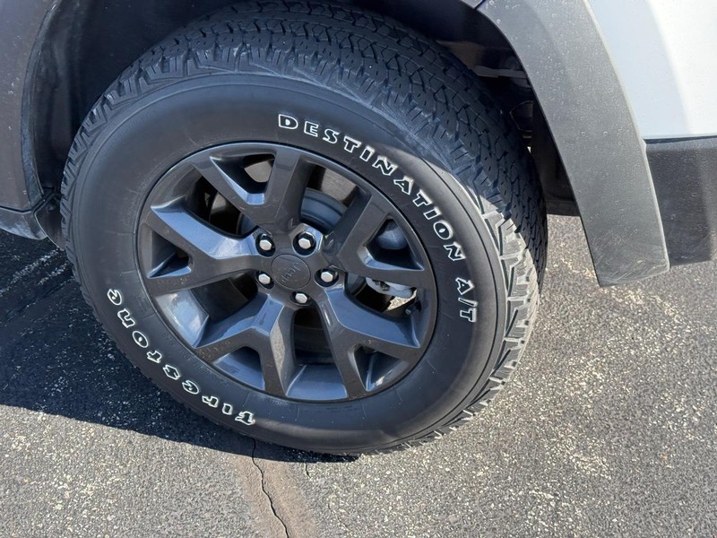 Jeep Cherokee Vehicle Full-screen Gallery Image 7