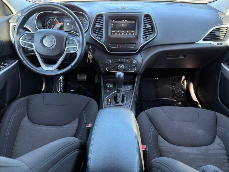 Jeep Cherokee Vehicle Full-screen Gallery Image 11