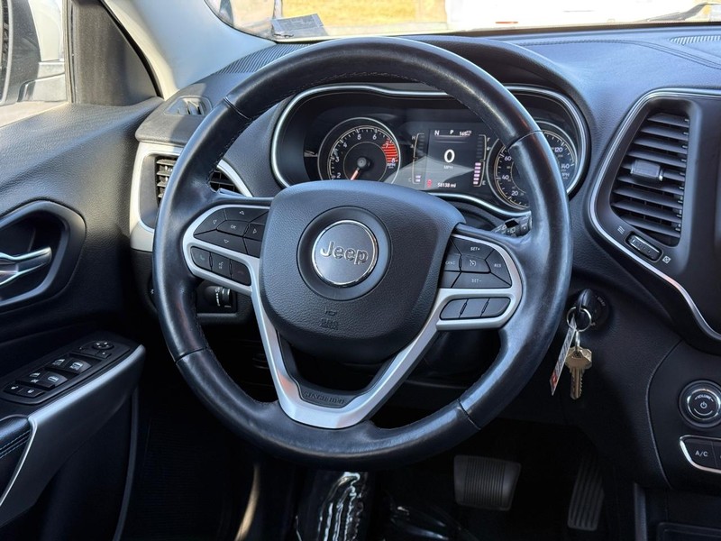 Jeep Cherokee Vehicle Full-screen Gallery Image 12