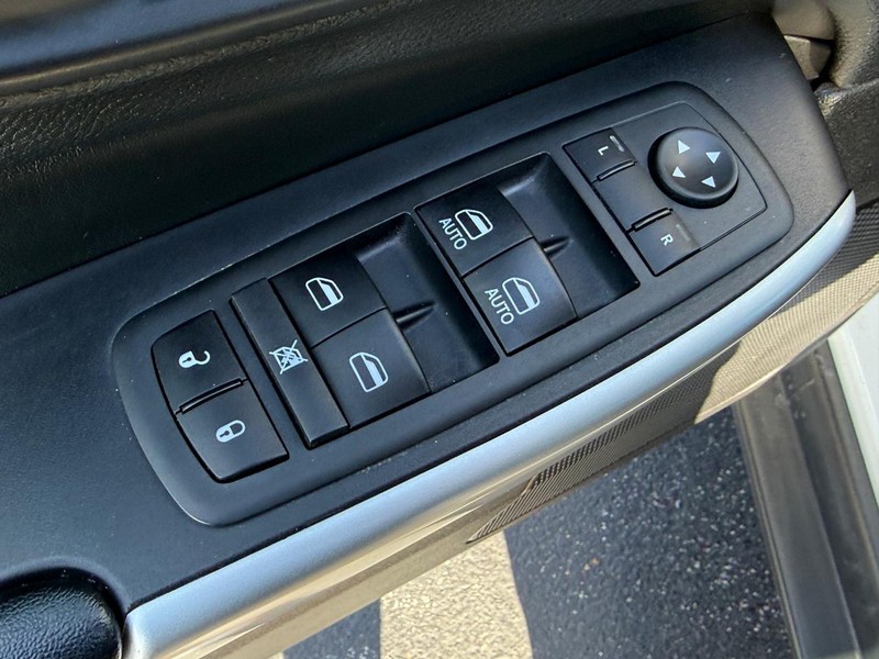 Jeep Cherokee Vehicle Full-screen Gallery Image 14