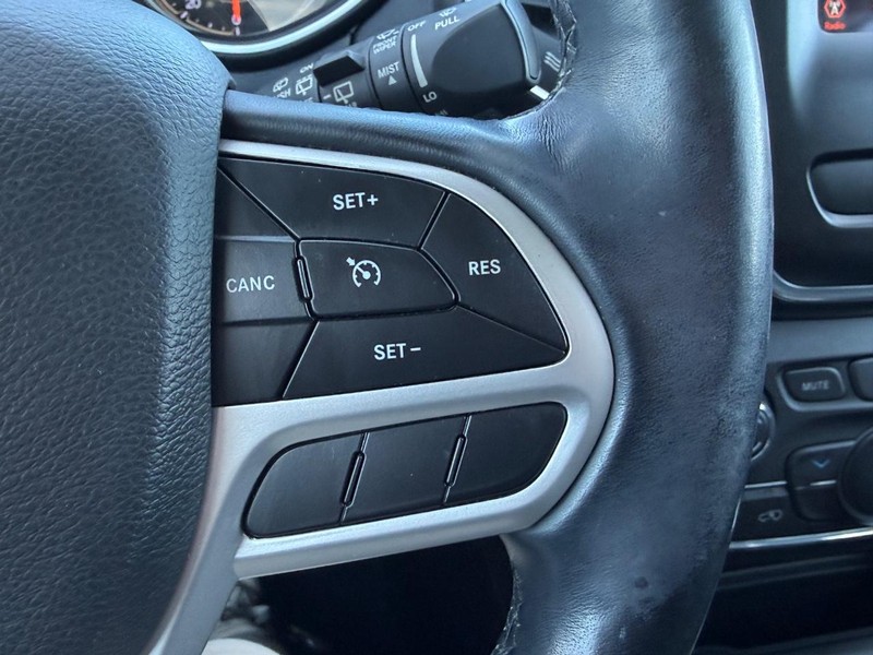 Jeep Cherokee Vehicle Full-screen Gallery Image 17