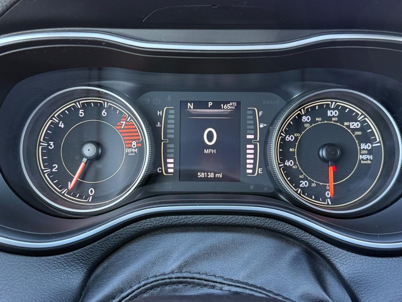 Jeep Cherokee Vehicle Full-screen Gallery Image 18