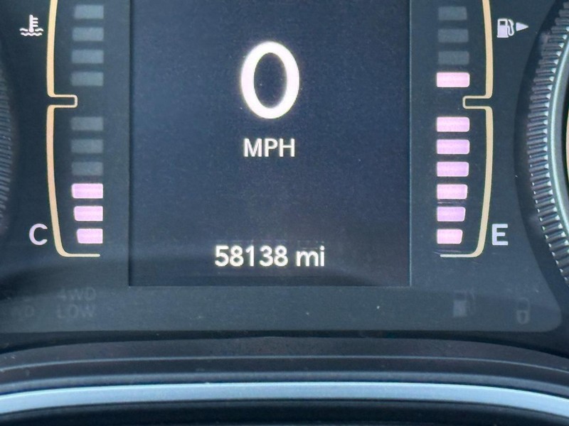 Jeep Cherokee Vehicle Full-screen Gallery Image 19