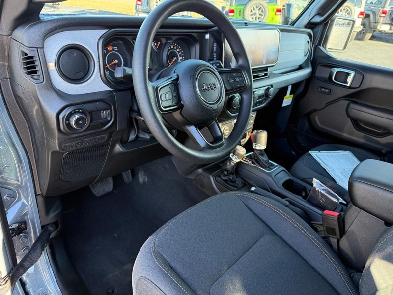 Jeep Wrangler Vehicle Full-screen Gallery Image 6